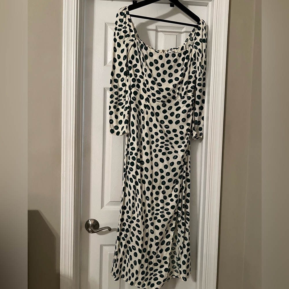 Reformation Hilda Dress size 6

Color-Tapioca Green 

Worn once, great condition